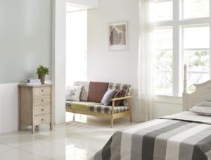 Sofá cama abierto en salón moderno listo para recibir visitas de verano